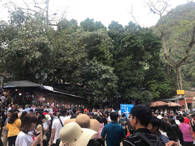 Chưa khai hội, chùa Hương đã 'thất thủ' vì hàng vạn người hành hương ảnh 2