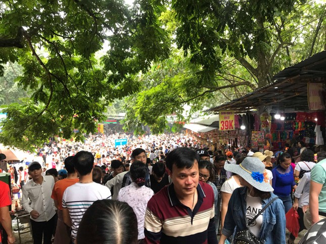 Chưa khai hội, chùa Hương đã 'thất thủ' vì hàng vạn người hành hương ảnh 3