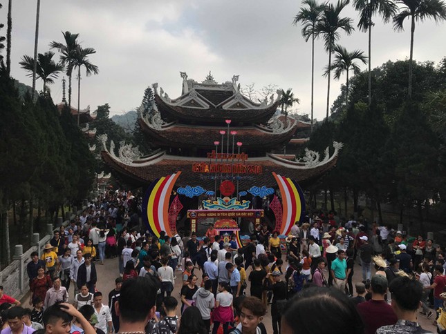 Chưa khai hội, chùa Hương đã 'thất thủ' vì hàng vạn người hành hương ảnh 4