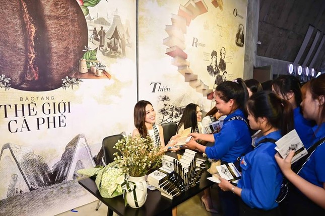 'Hành trình từ trái tim' đến với biển đảo và vùng núi cao ảnh 1