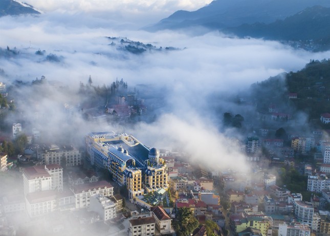 'Bảo tàng' thời trang và kiến trúc độc đáo ở khách sạn 5 sao đầu tiên tại Sa Pa ảnh 1