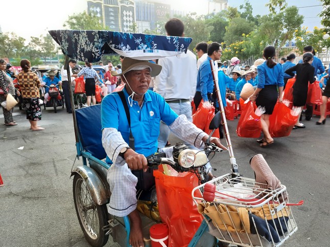 Cty XSKT Kiên Giang: Tặng hơn 1.000 phần quà cho người già và người khuyết tật ảnh 3