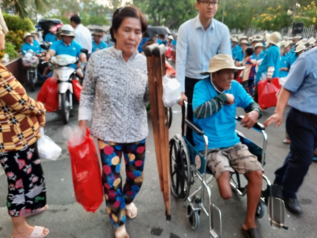 Cty XSKT Kiên Giang: Tặng hơn 1.000 phần quà cho người già và người khuyết tật ảnh 4
