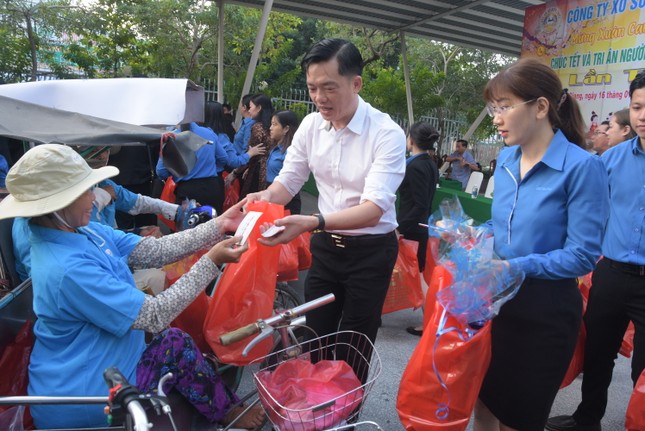 Cty XSKT Kiên Giang: Tặng hơn 1.000 phần quà cho người già và người khuyết tật ảnh 1
