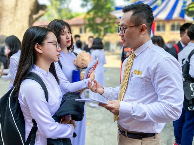 Hoàn tất điểm 5 học kỳ, thí sinh có thể nộp hồ sơ xét tuyển học bạ vào UEF ảnh 1