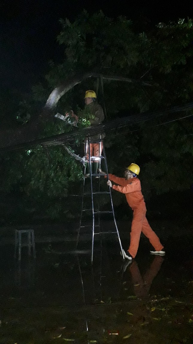 Công nhân ngành điện Yên Bái xuyên đêm khắc phục sự cố điện do mưa đá ảnh 1