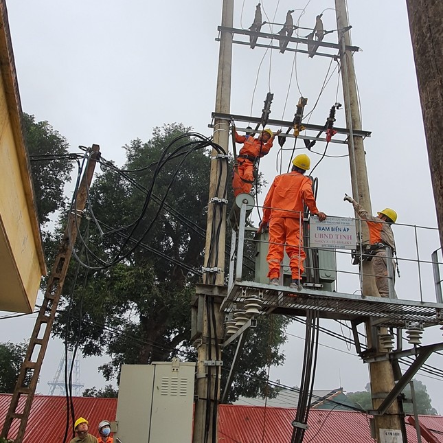 Công nhân ngành điện Yên Bái xuyên đêm khắc phục sự cố điện do mưa đá ảnh 2