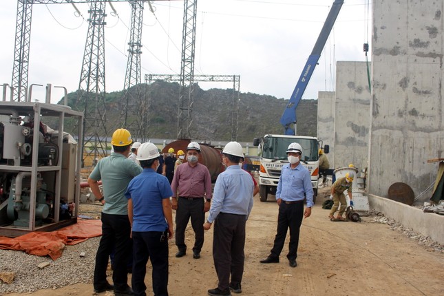 Khẩn trương hoàn thành công trình nâng công suất tại TBA 500 kV Nho Quan ảnh 1
