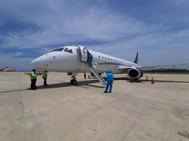 Hòa Phát bao trọn gói chuyến bay đưa 15 chuyên gia đến Dung Quất ảnh 1