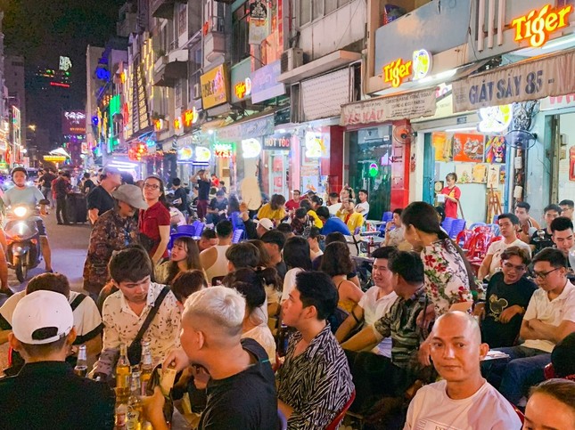Sau vài tuần giảm giãn cách, các hàng quán đã “hồi sinh” như thế nào? ảnh 1