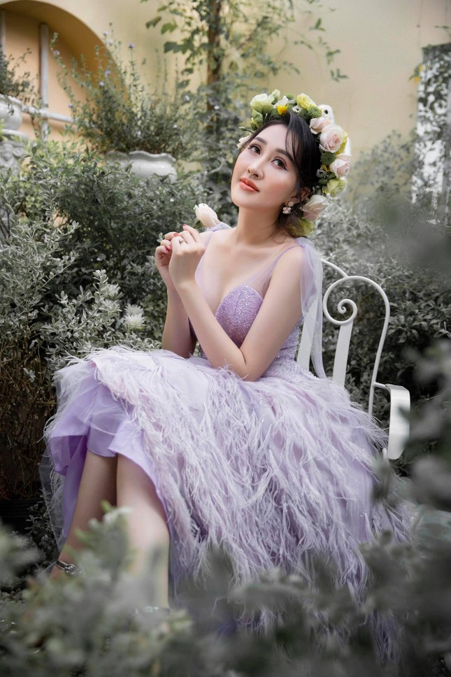 Hoa hậu Huỳnh Thúy Anh vừa tung loạt ảnh mới khiến fans bất ngờ ảnh 1