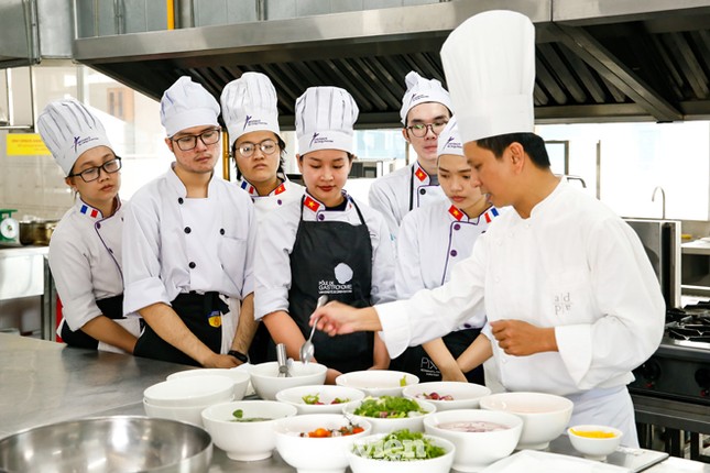 Rộng cơ hội chuyển tiếp nước ngoài với chương trình Đại học bằng tiếng Anh tại HUTECH ảnh 1