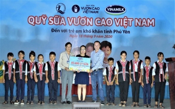 Quỹ sữa vươn cao Việt Nam và Vinamilk trao tặng 83.400 ly sữa cho trẻ em khó khăn Phú Yên ảnh 1