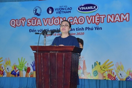 Quỹ sữa vươn cao Việt Nam và Vinamilk trao tặng 83.400 ly sữa cho trẻ em khó khăn Phú Yên ảnh 2
