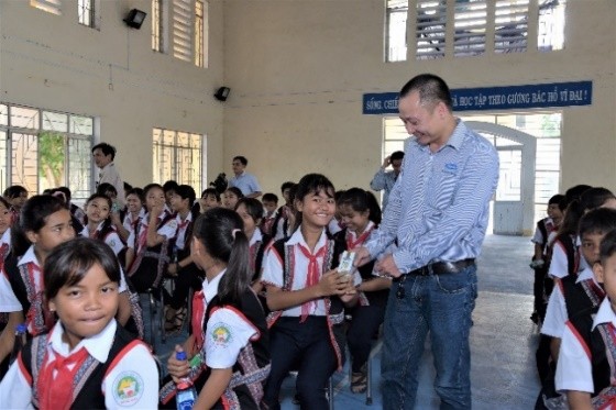 Quỹ sữa vươn cao Việt Nam và Vinamilk trao tặng 83.400 ly sữa cho trẻ em khó khăn Phú Yên ảnh 3