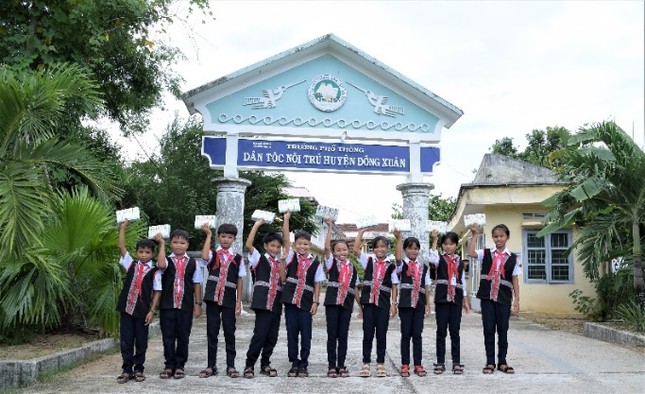 Quỹ sữa vươn cao Việt Nam và Vinamilk trao tặng 83.400 ly sữa cho trẻ em khó khăn Phú Yên ảnh 6