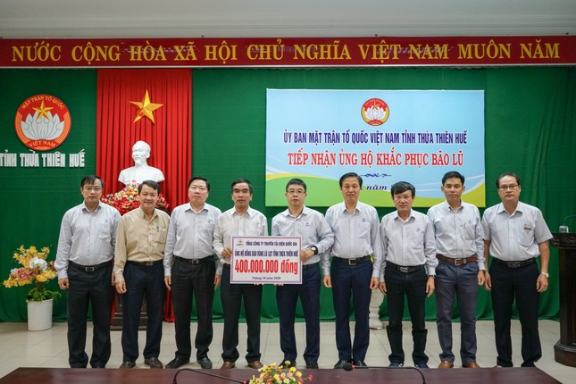 Tổng Giám đốc EVNNPT thăm, trao quà hỗ trợ nhân dân miền Trung ảnh 1
