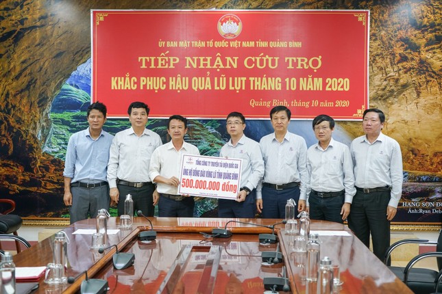 Tổng Giám đốc EVNNPT thăm, trao quà hỗ trợ nhân dân miền Trung ảnh 2