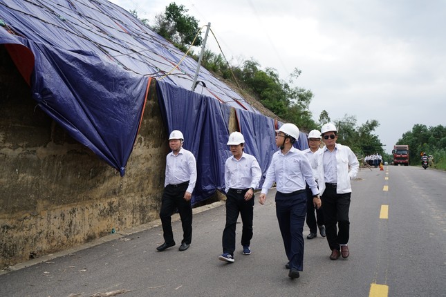 Tổng Giám đốc EVNNPT thăm, trao quà hỗ trợ nhân dân miền Trung ảnh 5