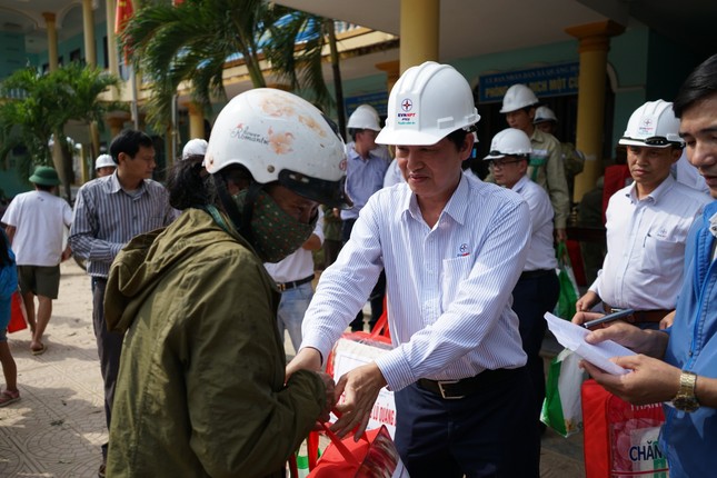 Tổng Giám đốc EVNNPT thăm, trao quà hỗ trợ nhân dân miền Trung ảnh 4