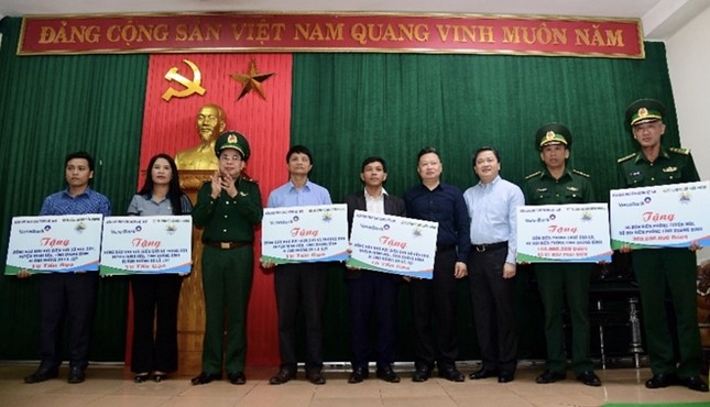 VietinBank hỗ trợ quân dân khu vực biên giới khắc phục thiệt hại do mưa lũ ảnh 1