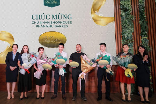 Him Lam Vạn Phúc tiếp tục gây sốt tại lễ mở bán phân khu Barres ảnh 2
