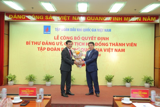 Trao quyết định cho Chủ tịch HĐQT PVN Hoàng Quốc Vượng ảnh 1