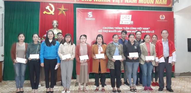 1 tỉ đồng từ Chương trình “Lên cùng Việt Nam” được trao cho người dân các tỉnh miền Trung ảnh 1