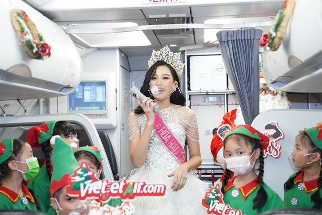 Cùng Hoa hậu Việt Nam Đỗ Thị Hà đón Giáng sinh cổ tích trên độ cao 10.000 mét ảnh 7