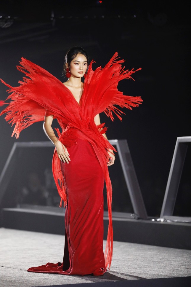 Hoàng Minh Hà giới thiệu bộ sưu tập mới tại dạ tiệc tri ân khách hàng của Tập đoàn Novaland ảnh 1