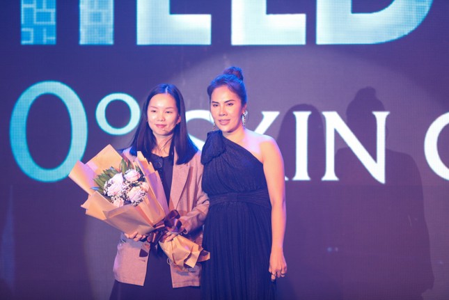 Ca sĩ Phương Vy Idol nồng nàn trình diễn nhiều ca khúc trong sự kiện ra mắt sản phẩm mới của Hush & Hush ảnh 1