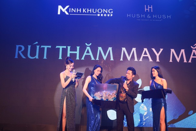 Ca sĩ Phương Vy Idol nồng nàn trình diễn nhiều ca khúc trong sự kiện ra mắt sản phẩm mới của Hush & Hush ảnh 5