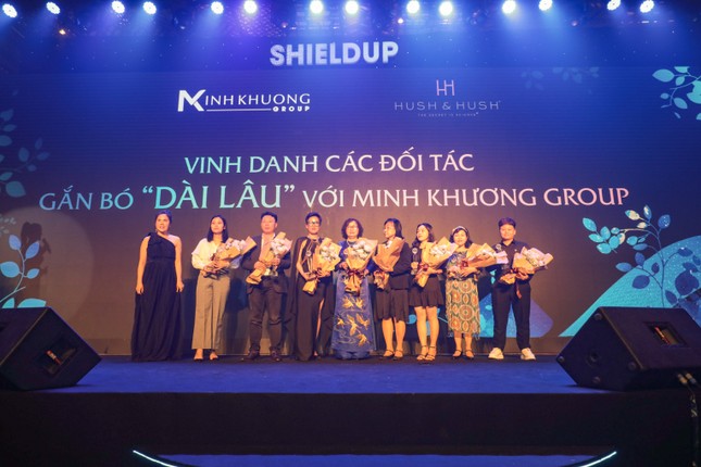 Ca sĩ Phương Vy Idol nồng nàn trình diễn nhiều ca khúc trong sự kiện ra mắt sản phẩm mới của Hush & Hush ảnh 6