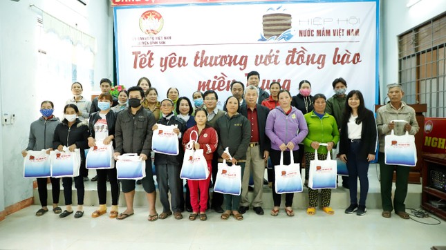 Hiệp Hội Nước mắm Việt Nam trao quà Tết 40 gia đình khó khăn ảnh 2