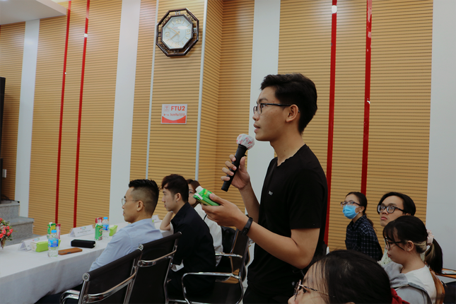 Sinh viên học xây dựng Thương hiệu biểu tượng cùng chuyên gia ảnh 3
