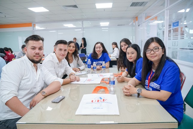 Những đặc điểm nhận diện sinh viên đại học song ngữ - quốc tế ảnh 2