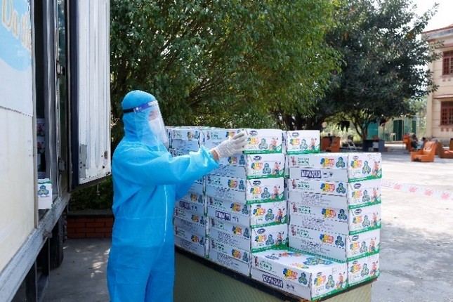 Vinamilk hỗ trợ 45.000 hộp sữa cho hơn 800 trẻ em đang cách ly tại Hà Nội ảnh 3