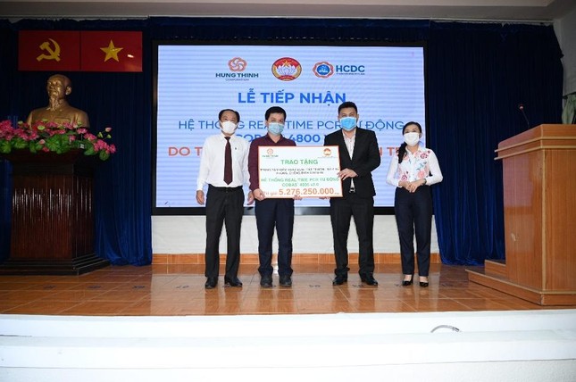 Tập đoàn Hưng Thịnh trao tặng hệ thống máy xét nghiệm COVID-19 tự động trị giá gần 5,3 tỷ đồng cho TP.HCM ảnh 1