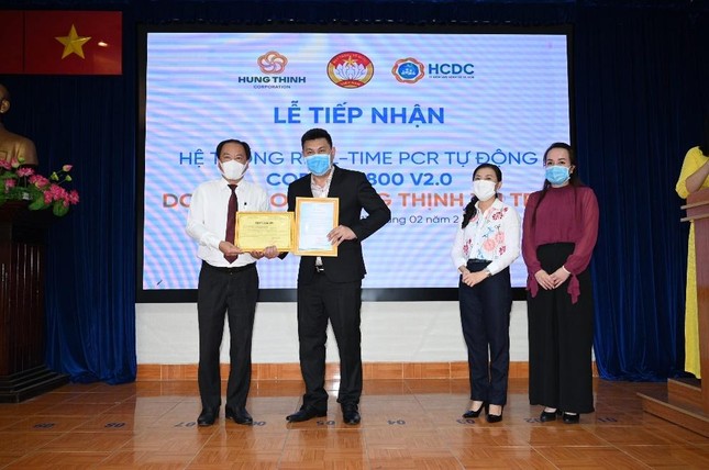 Tập đoàn Hưng Thịnh trao tặng hệ thống máy xét nghiệm COVID-19 tự động trị giá gần 5,3 tỷ đồng cho TP.HCM ảnh 2
