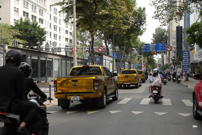 Dàn xe chở “gold” cùng biệt đội người vận chuyển khuấy động đường phố Sài Gòn ảnh 2