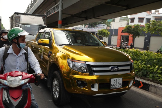 Dàn xe chở “gold” cùng biệt đội người vận chuyển khuấy động đường phố Sài Gòn ảnh 4