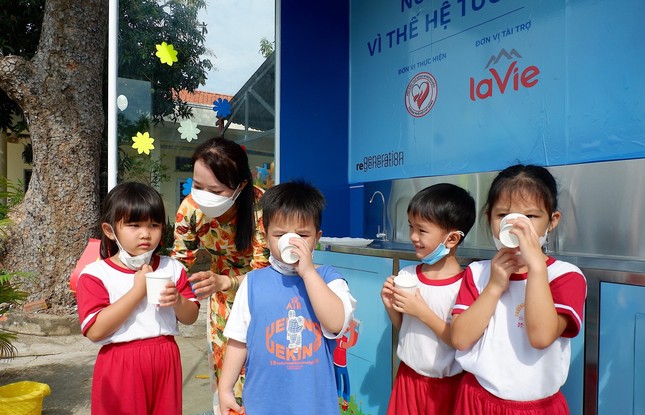 La Vie tài trợ hệ thống nước uống cho gần 10.000 học sinh ở Long An ảnh 1