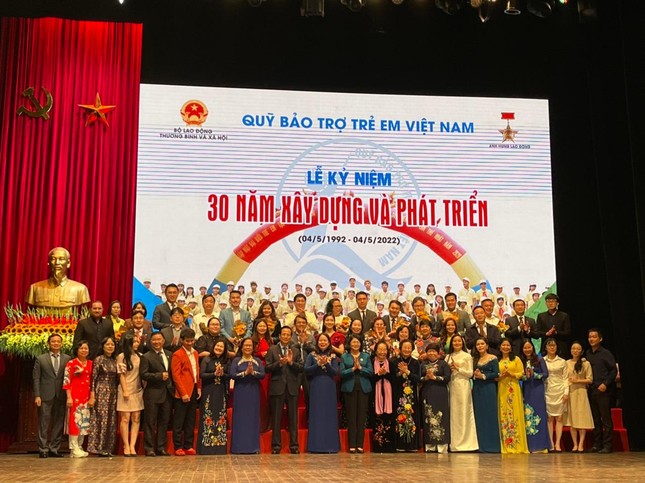 Doanh nhân Phạm Quang Trường và Nguyễn Thị Diễm Hằng: Thắp sáng giấc mơ cho trẻ em Việt ảnh 1