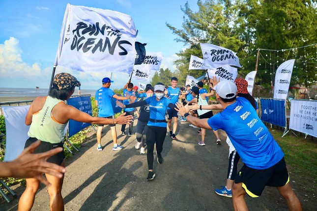 Gần 300 runner thu gom rác và khởi động adidas Run for the Oceans 2022 tại Cần Giờ ảnh 3