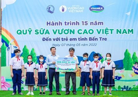 Quỹ sữa vươn cao Việt Nam và Vinamilk trao tặng 1,9 triệu ly sữa cho 21.000 trẻ em trong năm 2022 ảnh 1
