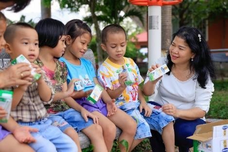 Quỹ sữa vươn cao Việt Nam và Vinamilk trao tặng 1,9 triệu ly sữa cho 21.000 trẻ em trong năm 2022 ảnh 3