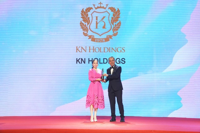Bà Lê Nữ Thùy Dương - Phó Chủ tịch HĐQT KN Holdings nhận cúp Nơi làm việc tốt nhất Châu Á năm 2022