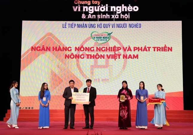 Agribank ủng hộ 2 tỷ đồng Quỹ 'Vì người nghèo' và an sinh xã hội thành phố Hà Nội ảnh 2