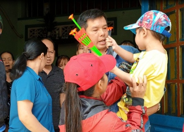 Cảm phục cụ bà vượt hàng ngàn cây số tìm mẹ ruột bé trai 4 tuổi ảnh 2