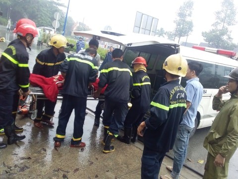 Giải cứu 39 hành khách bị mắc kẹt sau tai nạn giao thông ảnh 6